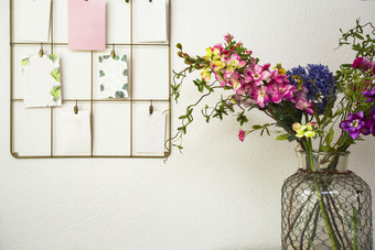 花束色彩斑斓的花白色墙和帖子卡片挂现代室内复古的花束色彩斑斓的花白色墙和帖子卡片挂现代室内