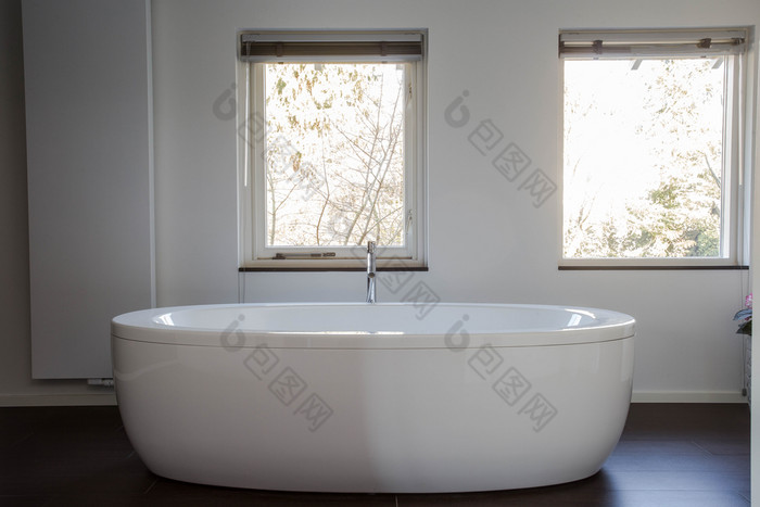 白色独立浴缸设计现代浴室现代设计白色独立浴缸设计现代浴室