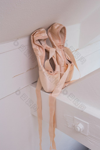 尖端鞋子为芭蕾舞女演员木背景芭蕾<strong>舞鞋</strong>子粉红色的美丽的尖端鞋子为芭蕾舞女演员木背景芭蕾<strong>舞鞋</strong>子粉红色的