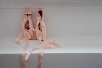 尖端<strong>鞋子</strong>为芭蕾舞女演员木背景芭蕾舞<strong>鞋子</strong>粉红色的美丽的尖端<strong>鞋子</strong>为芭蕾舞女演员木背景芭蕾舞<strong>鞋子</strong>粉红色的