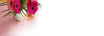 花束粉红色的雏菊白色花瓶粉红色的背景色彩斑斓的花视图以上美背景横幅花束粉红色的雏菊白色花瓶粉红色的背景色彩斑斓的花视图以上背景横幅