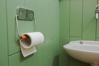 白色卷软厕所。。。纸整齐挂现代铬持有人绿色浴室墙现代设计白色卷软厕所。。。纸整齐挂现代铬持有人绿色浴室墙