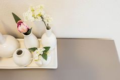 不同的粉红色的花花瓶白色背景现代设计不同的粉红色的花花瓶白色背景