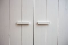 白色木衣橱门关闭背景纹理现代设计清洁白色木衣橱门关闭背景纹理现代设计