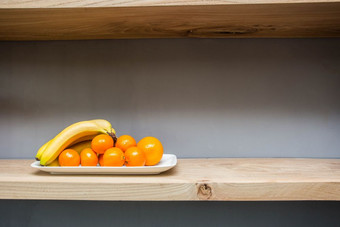 架子上与各种各样的的事情和水果的表格新鲜的香蕉和橙色健康的零食架子上与各种各样的的事情和水果的表格新鲜的香蕉和橙色