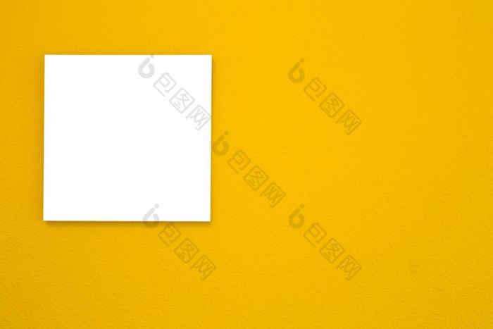 白色帆布框架黄色的墙纹理背景空间为文本现代复古的设计特写镜头白色帆布框架黄色的墙纹理背景空间为文本现代复古的设计