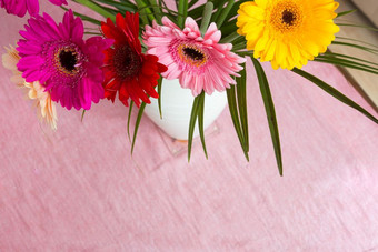 花束粉红色的雏菊白色花瓶粉红色的背景色彩斑斓的花视图以上美花束粉红色的雏菊白色花瓶粉红色的背景色彩斑斓的花视图以上