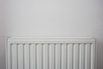 白色加热散热器的白色墙现代设计特写镜头白色加热散热器的白色墙现代设计