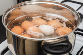 烹饪鸡蛋<strong>沸腾</strong>水锅前视图健康的食物烹饪鸡蛋<strong>沸腾</strong>水锅前视图
