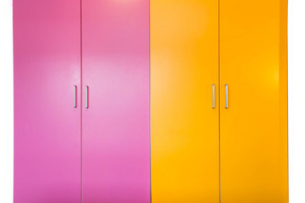 色彩斑斓的粉红色的和橙色新鲜画墙和衣橱门门是关闭孤立的白色现代设计色彩斑斓的粉红色的和橙色新鲜画墙和衣橱门门是关闭孤立的白色