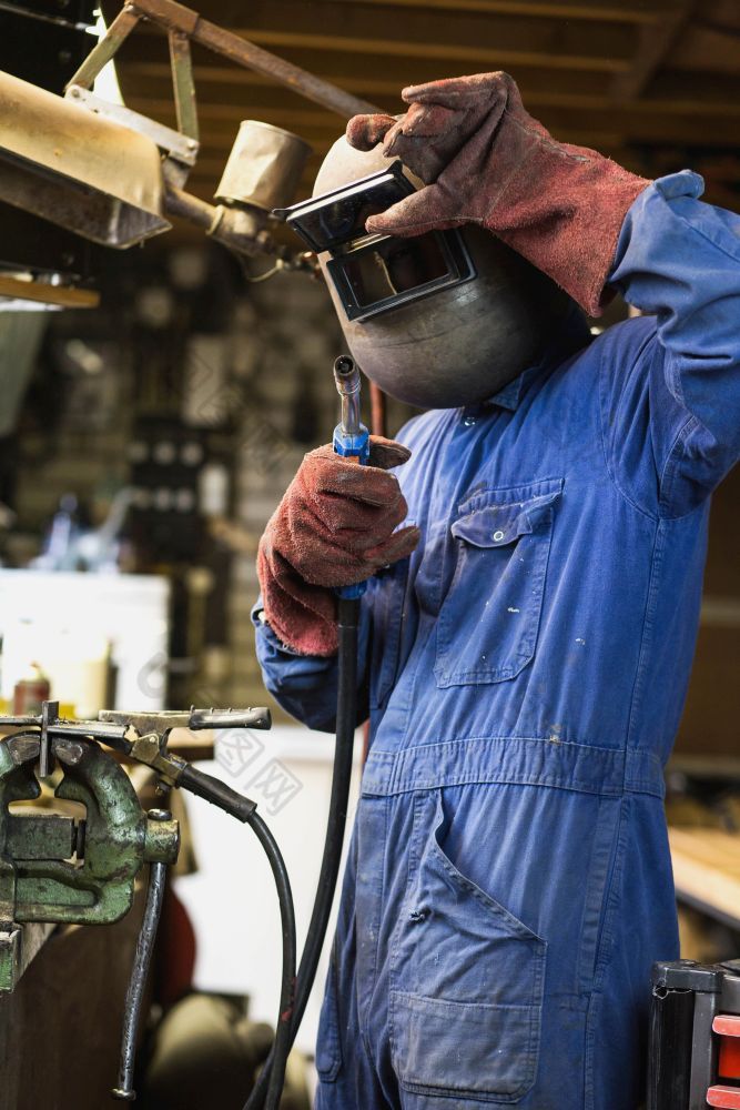 焊机焊接的车库工业工人劳动者的工厂焊接钢结构工作焊机焊接的车库工业工人劳动者的工厂焊接钢结构