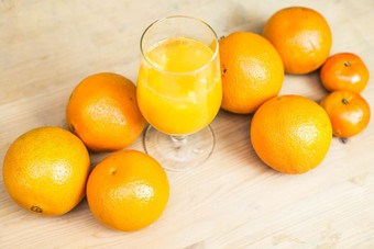 玻璃新鲜的橙色汁与新鲜的水<strong>果木</strong>表格健康的概念玻璃新鲜的橙色汁与新鲜的水<strong>果木</strong>表格
