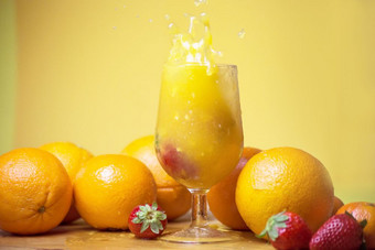 玻璃<strong>新鲜</strong>的橙色汁与<strong>新鲜</strong>的水果木表格健康的概念玻璃<strong>新鲜</strong>的橙色汁与<strong>新鲜</strong>的水果木表格