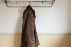 棕色（的）外套外套悬挂器空房间首页室内棕色（的）外套外套悬挂器空房间