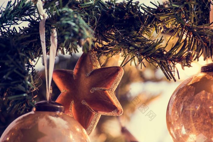 装饰圣诞节树模糊闪闪发光的和仙女背景圣诞节球装饰冬天假期装饰圣诞节树模糊闪闪发光的和仙女背景圣诞节球装饰
