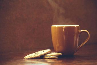咖啡杯与巧克力饼干黑暗木背景完美的美味的早餐热咖啡杯与巧克力饼干黑暗木背景完美的美味的早餐