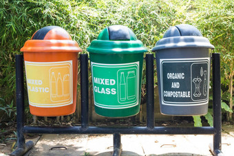 色彩斑斓的回收垃圾箱的公园五彩缤纷的垃圾垃圾垃圾箱环境特写镜头色彩斑斓的回收垃圾箱的公园五彩缤纷的垃圾垃圾垃圾箱环境