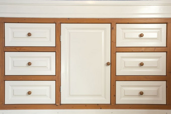 复古的木衣橱与抽屉特写镜头现代室内极简主义风格衣柜清洁复古的木衣橱与抽屉特写镜头现代室内极简主义风格衣柜