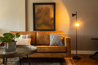 室内现代生活房间与棕色（的）<strong>沙发</strong>和空白绘画优雅的复古的设计与棕色（的）<strong>沙发</strong>色彩斑斓的室内现代生活房间与棕色（的）<strong>沙发</strong>和空白绘画优雅的复古的设计与棕色（的）<strong>沙发</strong>