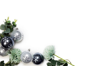 圣诞节装饰孤立的白色背景圣诞节球灰色和黑色的与蓝色的花空间为文本绿色植物圣诞节装饰孤立的白色背景圣诞节球灰色和黑色的与蓝色的花空间为文本