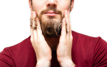 男人。与胡子肥皂洗发水为让人耳目一新的胡子健康美和皮肤哪概念清洁和新鲜的孤立的白色背景特写镜头男人。与胡子肥皂洗发水为让人耳目一新的胡子健康美和皮肤哪概念清洁和新鲜的孤立的白色背景
