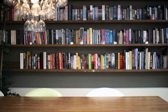 可爱墙与许多书书货架上现代生活房间模糊复古的室内美可爱墙与许多书书货架上现代生活房间模糊复古的室内