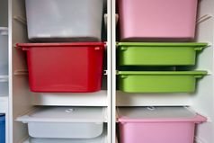 堆栈塑料存储盒子不同的颜色排序系统安排特写镜头堆栈塑料存储盒子不同的颜色排序系统安排