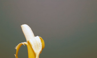去皮黄色的香蕉水果附近<strong>色彩</strong>斑斓的背景空间为文本健康的概念<strong>色彩</strong>斑斓的去皮黄色的香蕉水果附近<strong>色彩</strong>斑斓的背景空间为文本健康的概念