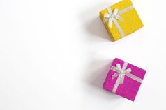 闪闪发光的礼物盒子与丝带弓紫色的和黄色的孤立的白色前视图空间为文本生日概念闪闪发光的礼物盒子与丝带弓紫色的和黄色的孤立的白色前视图空间为文本