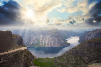 令人惊异的夏天视图trolltunga的巨魔舌头还ringedalsvatnet湖挪威美丽的景观与徒步旅行者的前阳光的天空令人惊异的夏天视图trolltunga的巨魔舌头还ringedalsvatne