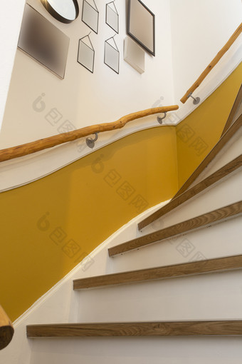 木楼梯与黄色的<strong>墙</strong>和空白帧<strong>挂</strong>复古的现代设计室内木楼梯与黄色的<strong>墙</strong>和空白帧<strong>挂</strong>复古的现代设计