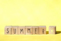 木多维数据集与的词夏天黄色的背景色彩斑斓的明亮的夏天概念快乐的特写镜头木多维数据集与的词夏天黄色的背景色彩斑斓的明亮的夏天概念快乐的