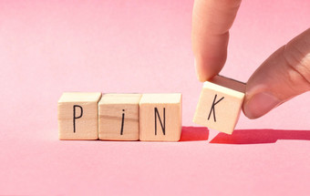 木多维数据集谎言行粉红色的背景与的词粉红色的柔和的彩色的粉红色的自然概念特写镜头木多维数据集谎言行粉红色的背景与的词粉红色的柔和的彩色的粉红色的自然概念