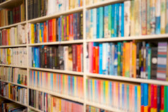 架子上与书各种各样的颜色生活房间图书馆模糊散景背景复古的设计美架子上与书各种各样的颜色生活房间图书馆模糊散景背景复古的设计