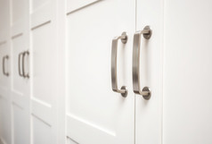 白色木橱柜门现代室内存储衣柜关闭与金属处理设计白色木橱柜门现代室内存储衣柜关闭与金属处理