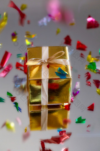 集团黄金闪闪发光的礼物盒子灰色背景与反射集黄金礼物盒子为现在惊喜生日圣诞节概念美集团黄金闪闪发光的礼物盒子灰色背景与反射和五彩纸屑集黄金礼物盒子为现在惊喜生日圣诞节概念