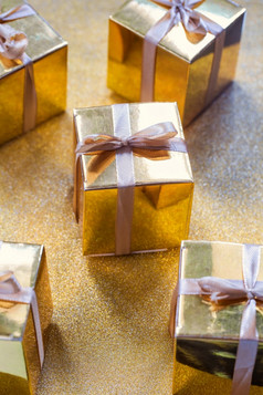 集团黄金闪闪发光的礼物盒子美丽的黄金包装惊喜与弓闪闪发光的背景聚会，派对概念集团黄金闪闪发光的礼物盒子美丽的黄金包装惊喜与弓闪闪发光的背景