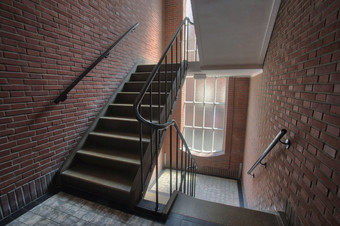 楼梯井公寓建筑与砖墙楼梯古董老风格复杂的与高窗户平建筑楼梯井公寓建筑与砖墙楼梯古董老风格复杂的与高窗户