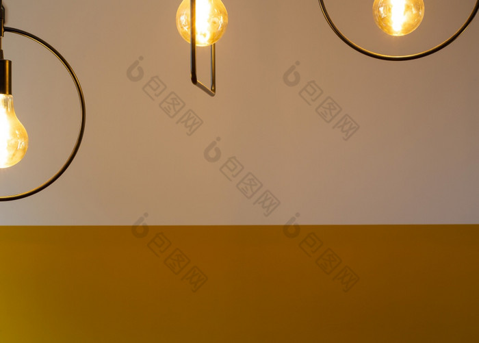 现代设计灯与光灯泡对复古的黄色的墙现代装饰背景为室内概念特写镜头现代设计灯与光灯泡对复古的黄色的墙现代装饰背景为室内概念