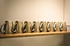 黄金铜彩色的杯木架子上行的厨房咖啡茶杯子复古的设计