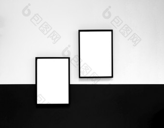 两个空白海报帆布框架挂黑色的和白色墙室内设计现代模拟帧复制空间空间为文本两个空白海报帆布框架挂黑色的和白色墙室内设计现代模拟帧复制空间