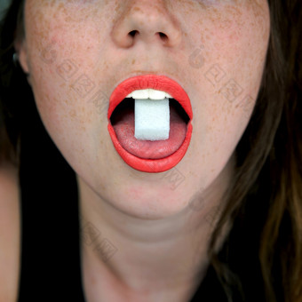 关闭女人与糖多维数据集她的舌头她的口不健康的食物糖果糖果概念关闭关闭女人与糖多维数据集她的舌头她的口不健康的食物糖果糖果概念