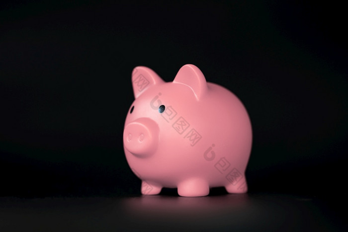 粉红色的小猪银行水平黑色的背景与复制空间业务储蓄和金融概念阴影粉红色的小猪银行水平黑色的背景与复制空间业务储蓄和金融概念