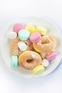 不同的糖果孤立的白色背景甜甜圈马卡龙前视图不健康的和糖果概念复制空间不同的糖果孤立的白色背景甜甜圈马卡龙前视图不健康的和糖果概念