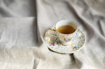 瓷茶能和杯热茶的表格古董传统的陶器集高茶英语下午茶舒适的时尚的室内瓷茶能和杯热茶的表格古董传统的陶器集高茶英语下午茶