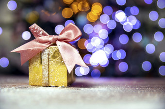 快乐圣诞节新一年礼物黄金盒子与粉红色的弓的雪散景圣诞节树<strong>背景</strong>与复制<strong>空间</strong>假期现在概念<strong>空间</strong>为文本快乐圣诞节新一年礼物黄金盒子与粉红色的弓的雪散景圣诞节树<strong>背景</strong>与复制<strong>空间</strong>假期现在概念