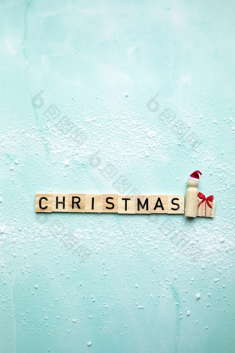 圣诞老人老人与的文本圣诞节和礼物盒子与红色的弓蓝色的背景与雪快乐圣诞节假期现在概念与复制空间前视图空间为文本圣诞老人老人与的文本圣诞节和礼物盒子与红色的弓蓝色的背景与雪快乐圣诞节假期现在概念与复制空间