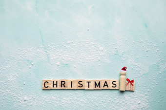 圣诞老人老人与的文本圣诞节和礼物盒子与红色的弓蓝色的背景与雪快乐圣诞节假期现在概念与复制空间前视图空间为文本圣诞老人老人与的文本圣诞节和礼物盒子与红色的弓蓝色的背景与雪快乐圣诞节假期现在概念与复制空间