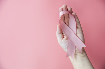 女手持有粉红色的丝带在粉红色的背景乳房癌症意识10月粉红色的概念前视图与复制空间<strong>健康女人</strong>癌症概念空间为文本女手持有粉红色的丝带在粉红色的背景乳房癌症意识10月粉红色的概念前视图与复制空间<strong>健康女人</strong>癌症概