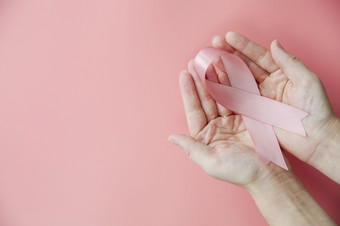 女手持有粉红色的丝带在粉红色的背景乳房癌症意识<strong>10月</strong>粉红色的概念前视图与复制空间健康女人癌症概念空间为文本女手持有粉红色的丝带在粉红色的背景乳房癌症意识<strong>10月</strong>粉红色的概念前视图与复制空间健康女人癌症概